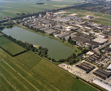 844670 Luchtfoto van het bedrijventerrein Oudenrijn (Strijkviertel) te De Meern (gemeente Utrecht), uit het zuidoosten. ...